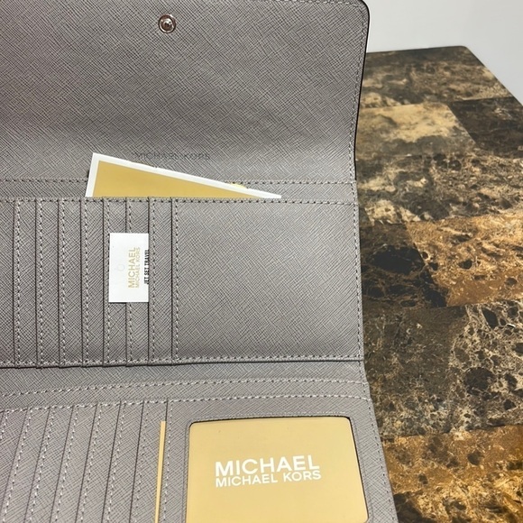 Michael Kors Jet Set Travel trifold wallet - Picture 8 of 9